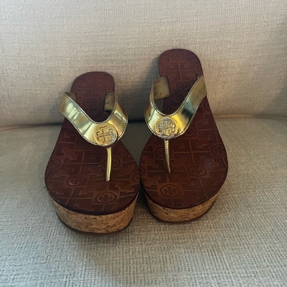Tory Burch Gold Patent Leather Slip On Thong Sandals with Cork Platform - Picture 2 of 4